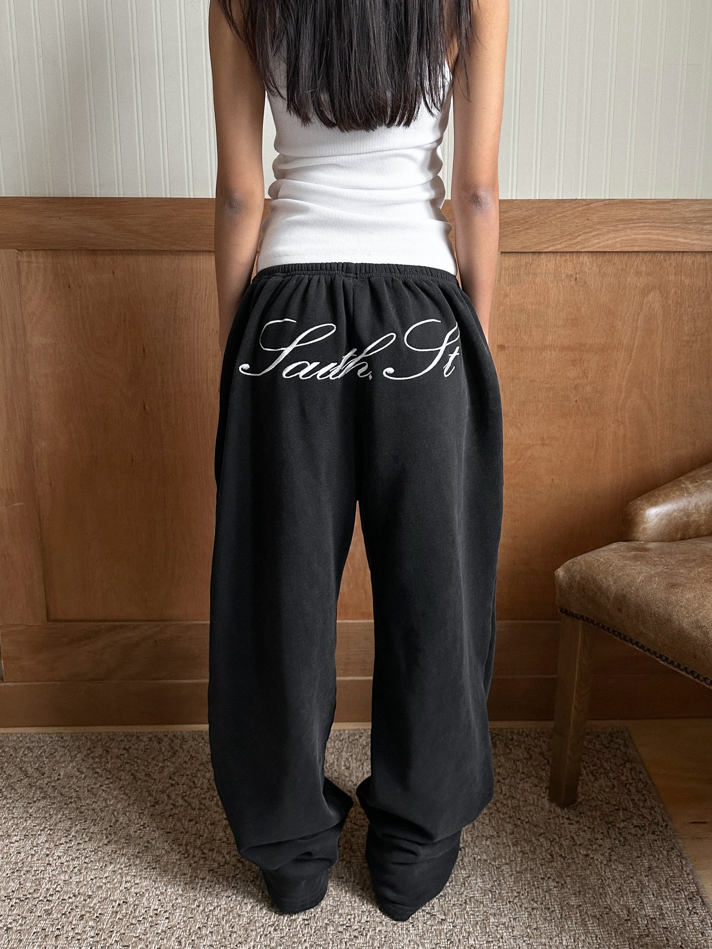 SST SCRIPT SWEATPANTS - Washed Black