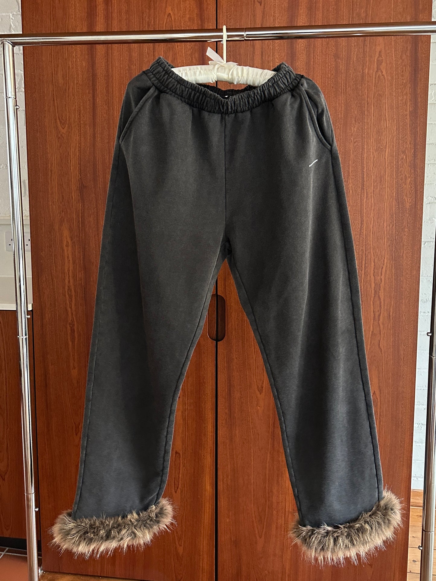 AW FAUX FUR TRIM SWEATPANTS